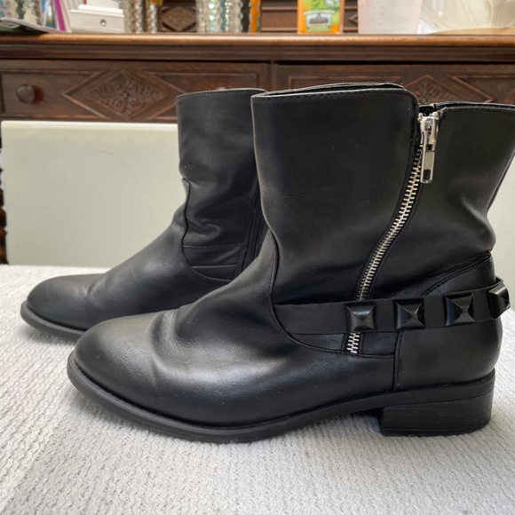 Black studded size 9 wide width booties - Picture 4 of 4